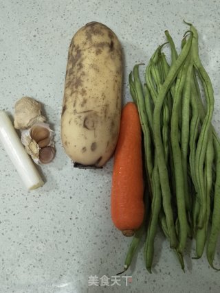 莲藕炒豆角的做法步骤：1