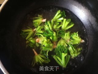 小米椒炒菠菜根的做法步骤：3