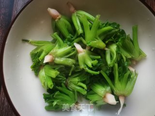小米椒炒菠菜根的做法步骤：4
