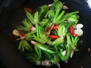 小米椒炒菠菜根的做法步骤：8