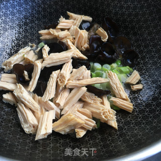 腐竹心里美小炒的做法步骤：5