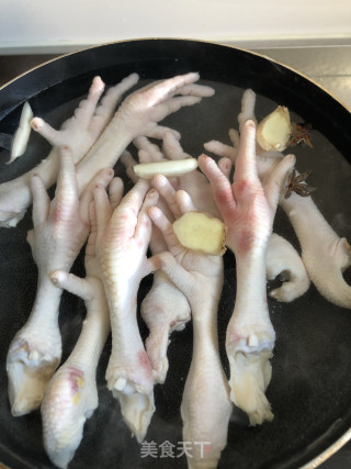 脱骨鸡爪网红酸辣款的做法步骤：1