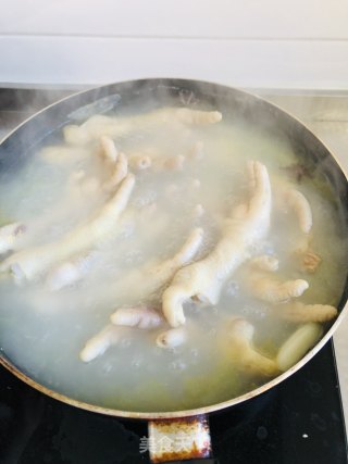 脱骨鸡爪网红酸辣款的做法步骤：2