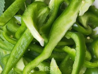简单快手的：5分钟就能搞定的超级好吃的鸡肉炒彩椒的做法步骤：1