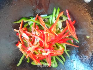 简单快手的：5分钟就能搞定的超级好吃的鸡肉炒彩椒的做法步骤：4