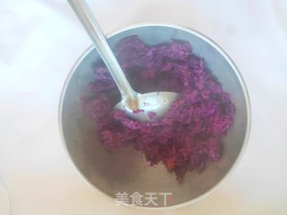 消灭家里存货：10分钟搞定简单快手的粗粮早餐：紫薯芝麻饼的做法步骤：3