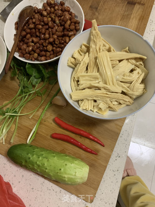 凉拌腐竹黄瓜的做法步骤：1