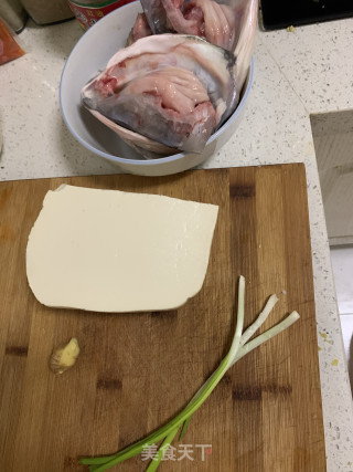 鱼头豆腐汤的做法步骤：1