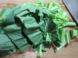 香菇炒油菜蕻的做法步骤：2