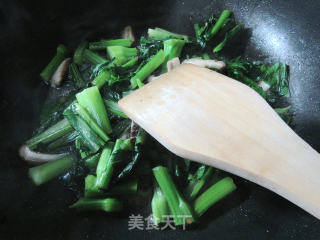 香菇炒油菜蕻的做法步骤：7