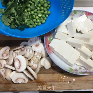 青豆蘑菇豆腐汤的做法步骤：1