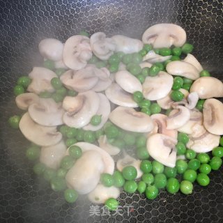 青豆蘑菇豆腐汤的做法步骤：2