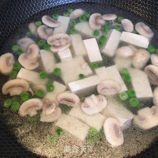 青豆蘑菇豆腐汤的做法步骤：3