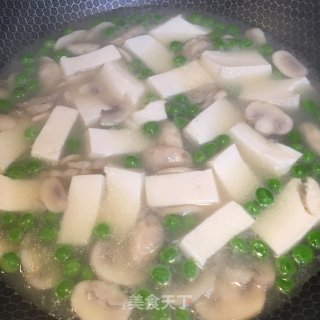青豆蘑菇豆腐汤的做法步骤：5