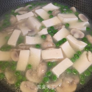 青豆蘑菇豆腐汤的做法步骤：6