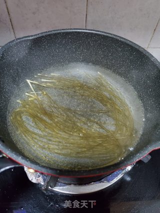鸡蛋菜心炒粉条的做法步骤：2