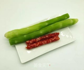 青笋炒广式香肠的做法步骤：1