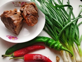 蒜苗炒酱牛肉的做法步骤：1