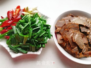 蒜苗炒酱牛肉的做法步骤：2