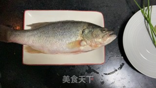 清蒸鲈鱼的做法步骤：1
