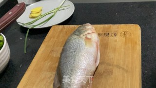 清蒸鲈鱼的做法步骤：2