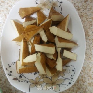 豆干炒尖椒的做法步骤：2