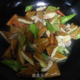 豆干炒尖椒的做法步骤：6