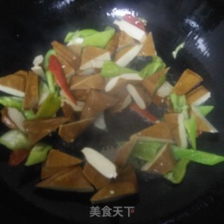 豆干炒尖椒的做法步骤：7