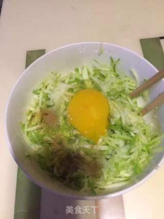 西葫芦饼的做法步骤：2