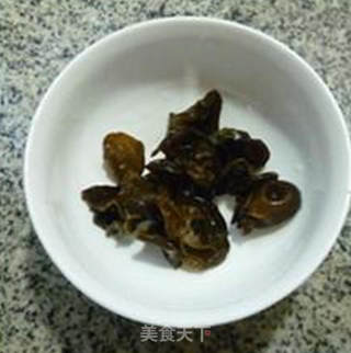 葱蛋黑木耳年糕汤的做法步骤：2