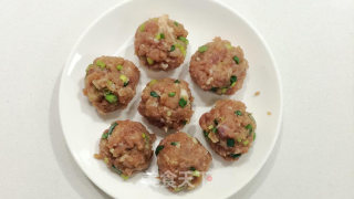 我这颗小肉丸，今天就要变身给你吃！黄金小米肉圆的做法步骤：3