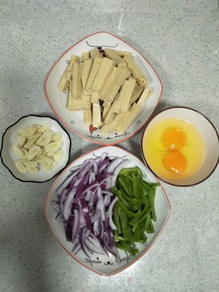 五香豆腐炒洋葱的做法步骤：3