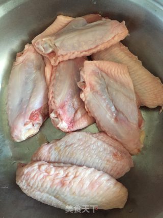蒜香炸鸡翅的做法步骤：1