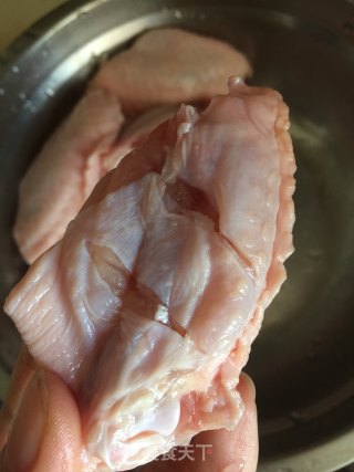 蒜香炸鸡翅的做法步骤：2