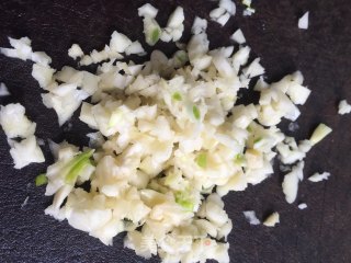 蒜香炸鸡翅的做法步骤：3