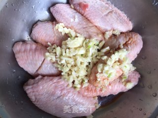 蒜香炸鸡翅的做法步骤：4