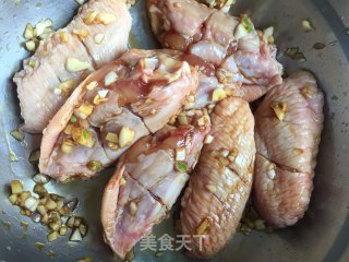 蒜香炸鸡翅的做法步骤：7