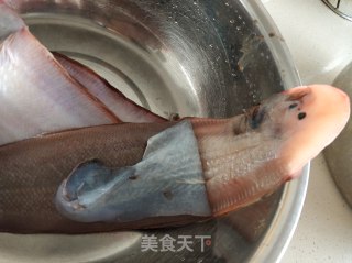 炸大踏板鱼的做法步骤：1