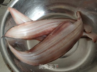 炸大踏板鱼的做法步骤：2