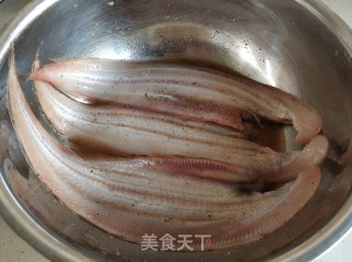 炸大踏板鱼的做法步骤：3