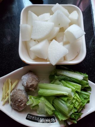 萝卜青菜牛肉丸子汤的做法步骤：2