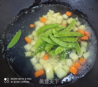 土豆荷兰豆炒牛肉粒的做法步骤：2