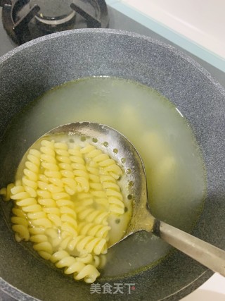 西式彩椒黑胡椒西兰花意面的做法步骤：1