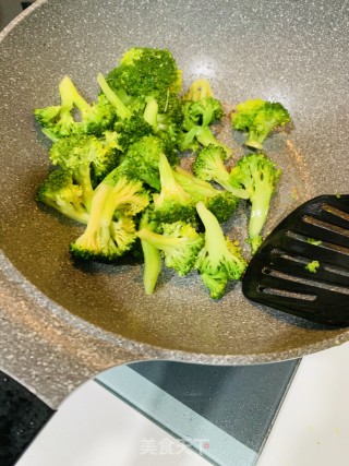 西式彩椒黑胡椒西兰花意面的做法步骤：2