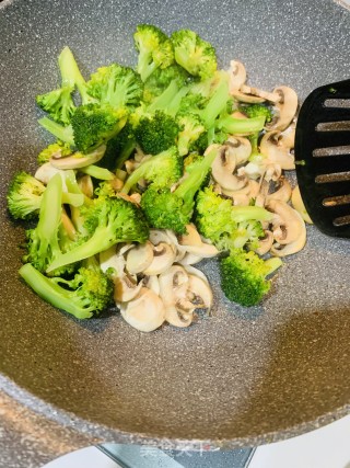 西式彩椒黑胡椒西兰花意面的做法步骤：3