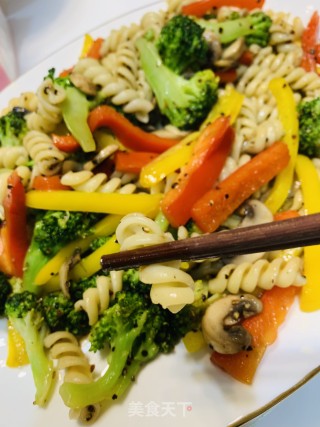西式彩椒黑胡椒西兰花意面的做法步骤：7
