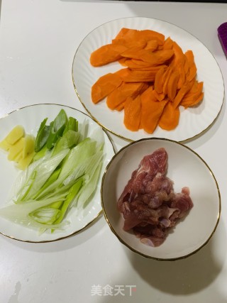 胡萝卜炒瘦肉的做法步骤：1