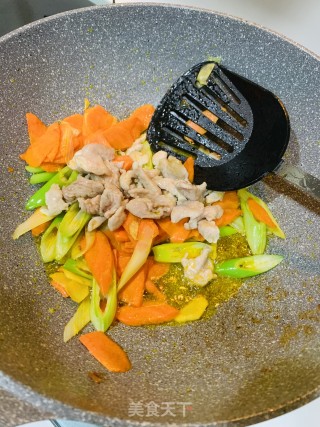 胡萝卜炒瘦肉的做法步骤：6