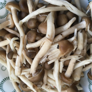 酸辣菌菇虾仁汤的做法步骤：2