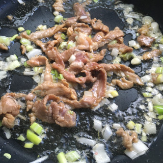 肉丝时蔬炒猫耳的做法步骤：9